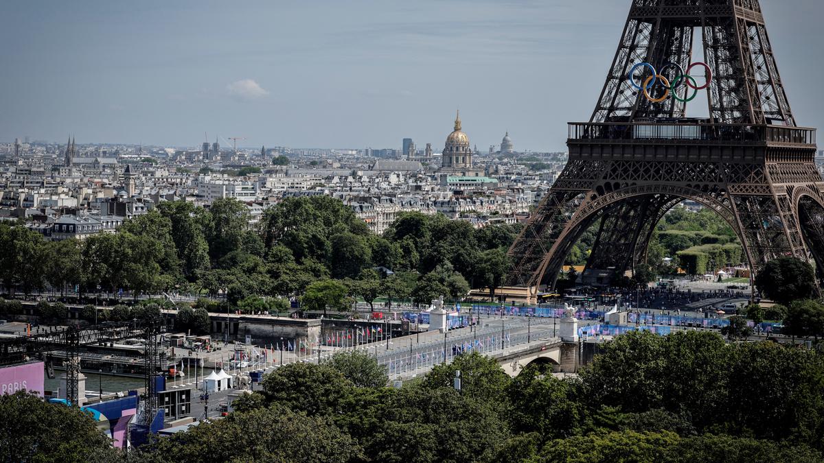 Insiden Malam Natal di Lift Menara Eiffel Wisatawan Dievakuasi